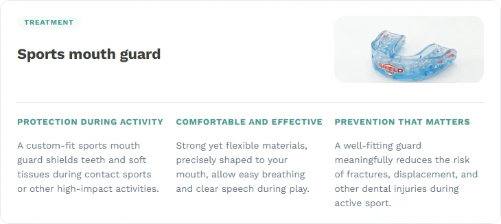 Tarjeta de tratamiento titulada 'Sports mouth guard': la foto de un protector bucal junto a tres columnas breves sobre protección durante la actividad, comodidad y prevención.